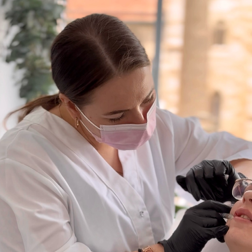 Elvira Petriha bei einer minimalinvasiven ästhetischen Behandlung